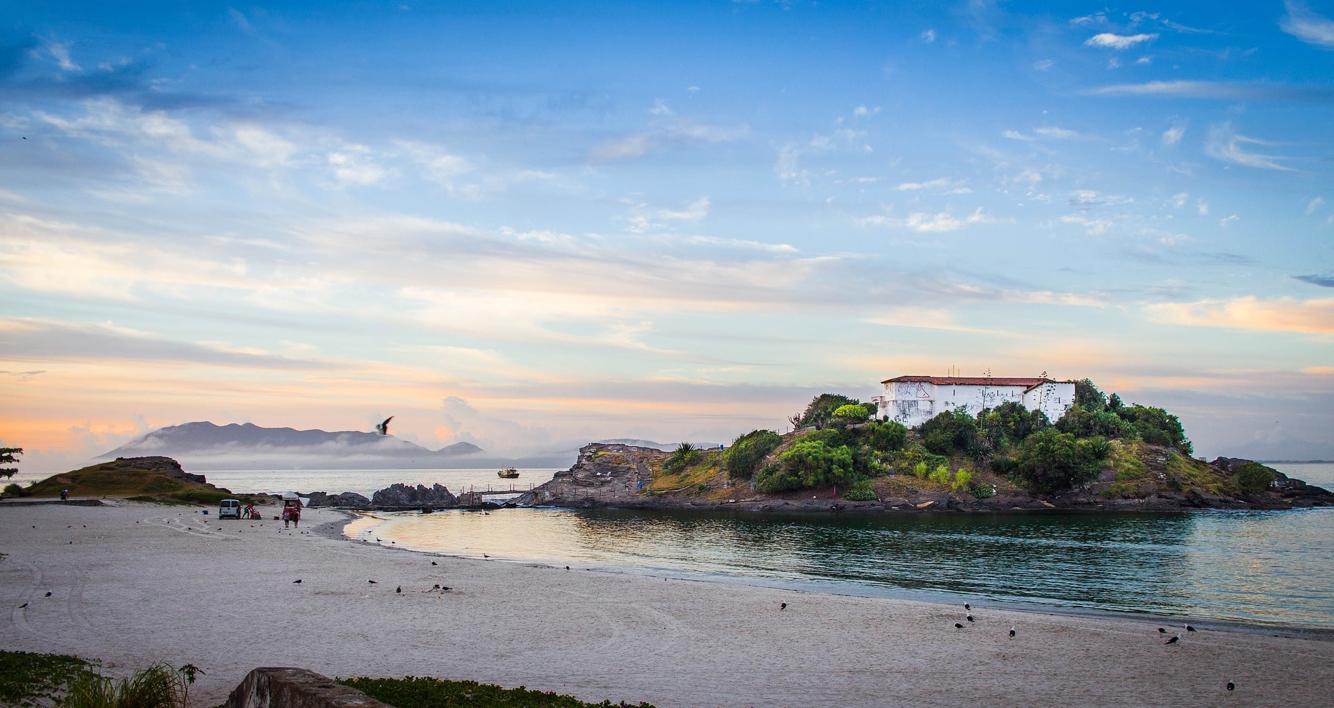 Paisagem de Cabo Frio com praia, mar e forte